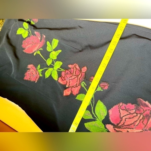 Elegant black strapless dress with red roses trim - Picture 8 of 10